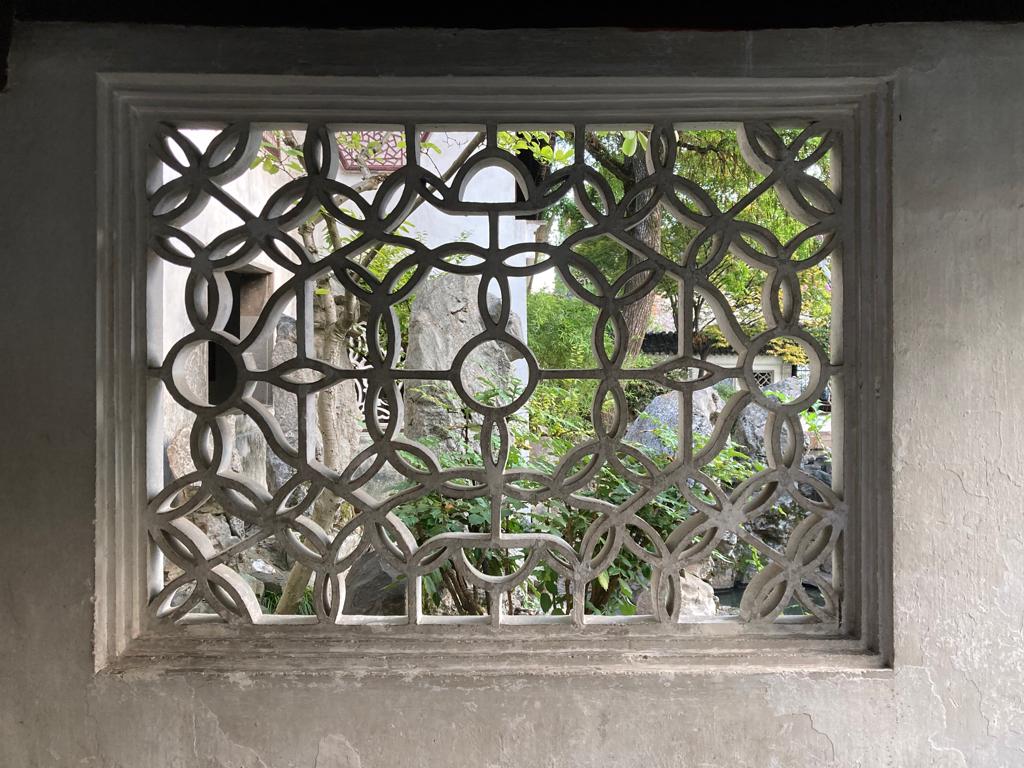 Inspiration pour un projet d'aménagement : Fenêtres en pierre sculptée