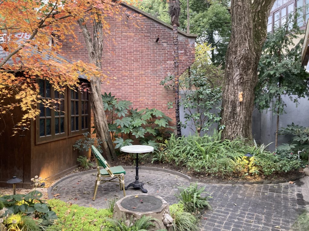 Jardin de ville, pavé
Jardin de ville, entouré de murs mais très graphique