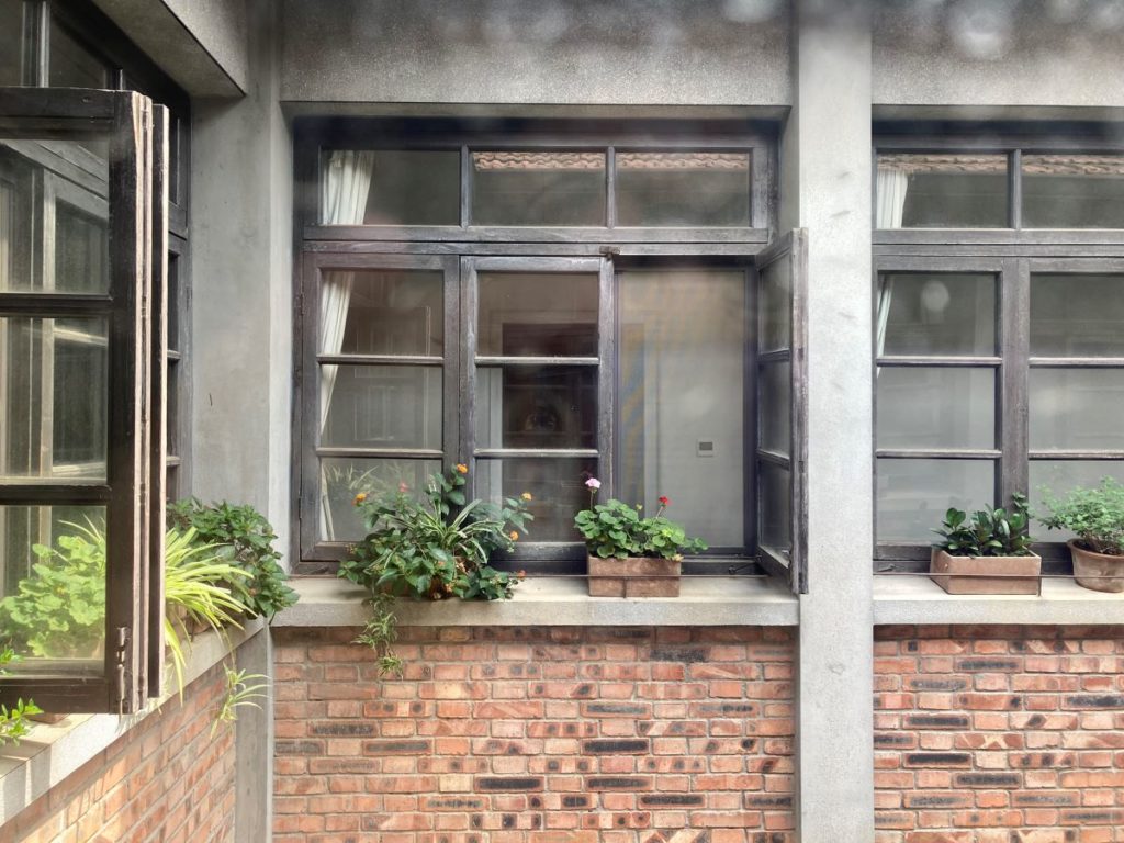 jardiniere fleuries et colorées sur un rebord de fenetre