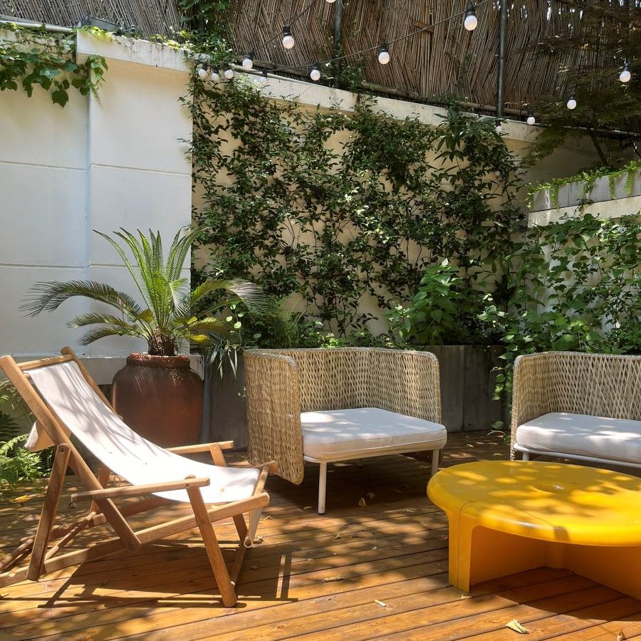 aménagement terrasse extérieure, 25m2 en ville, mobilier et plantes pour un écrin de verdure