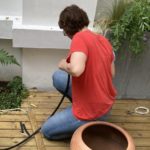 Estelle Lefrancois, jardinier-paysagiste, installant un système d’arrosage automatique sur une terrasse urbaine